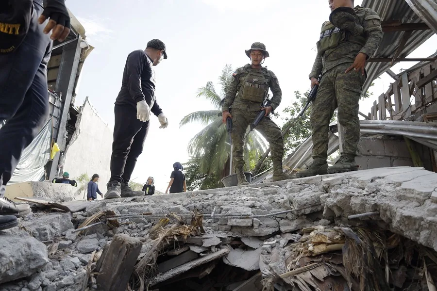 En la foto, Soldados filipinos inspeccionaban los daños cuasado por otro terremoto en la ciudad de General Santos, en el sur de Filipinas, el pasado 9 de junio