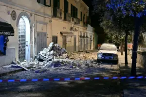 En la foto, Vista de los daños tras un terremoto de magnitud 4,7 en Pozzuoli, cerca de Nápoles (Italia)