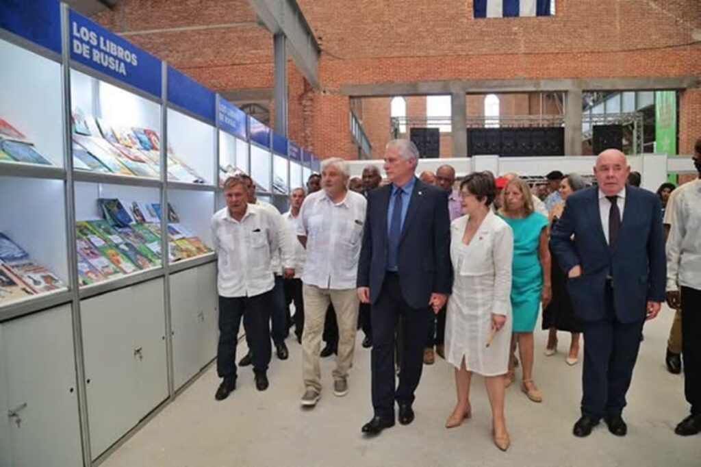 En la foto, la pareja presidencial en la Feria del Libro