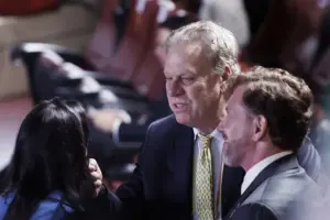 En la foto, El presidente de la Federación Colombiana de Fútbol, Ramón Jesurún (atrás), y el presidente de la Confederación Sudamericana de Fútbol (CONMEBOL), Alejandro Domínguez, asisten a la ceremonia de investidura del presidente electo de Colombia