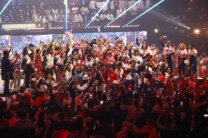 En la foto, Deportistas de distintas delegaciones bailan en el escenario durante la ceremonia de clausura de los XXV Juegos Centroamericanos y del Caribe Santo Domingo 2026