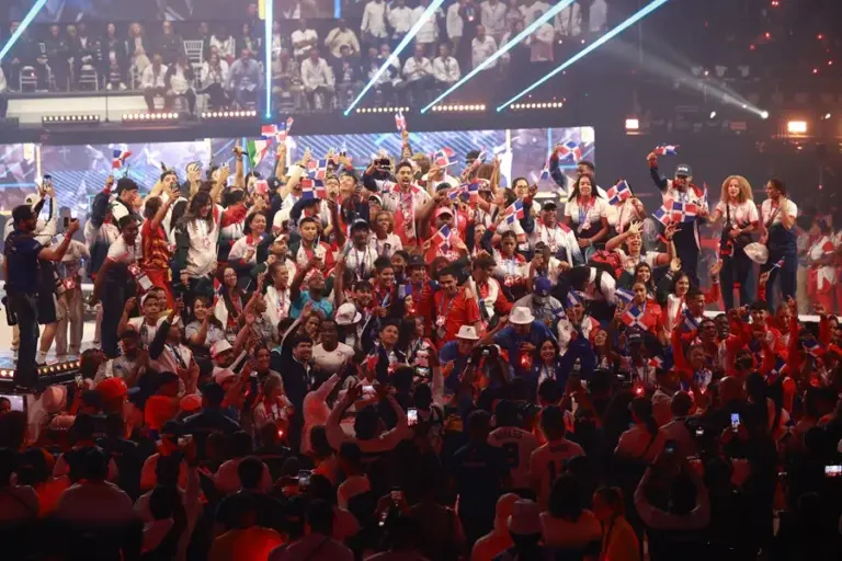 Santo Domingo pone fin a los Juegos Centroamericanos y del Caribe 2026 1 En la foto, Deportistas de distintas delegaciones bailan en el escenario durante la ceremonia de clausura de los XXV Juegos Centroamericanos y del Caribe Santo Domingo 2026