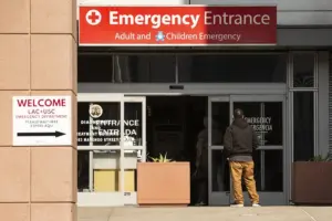 En la foto, entrada a una sala de emergencias en un hospital, en Los Ángeles, Florida
