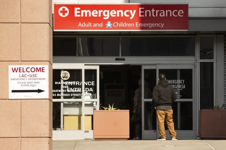 En la foto, entrada a una sala de emergencias en un hospital, en Los Ángeles, Florida