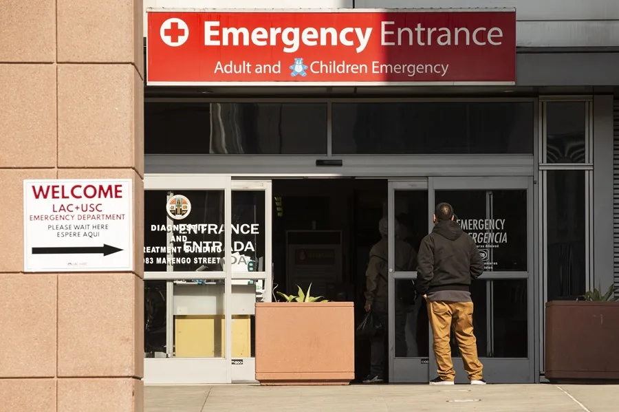 En la foto, entrada a una sala de emergencias en un hospital, en Los Ángeles, Florida