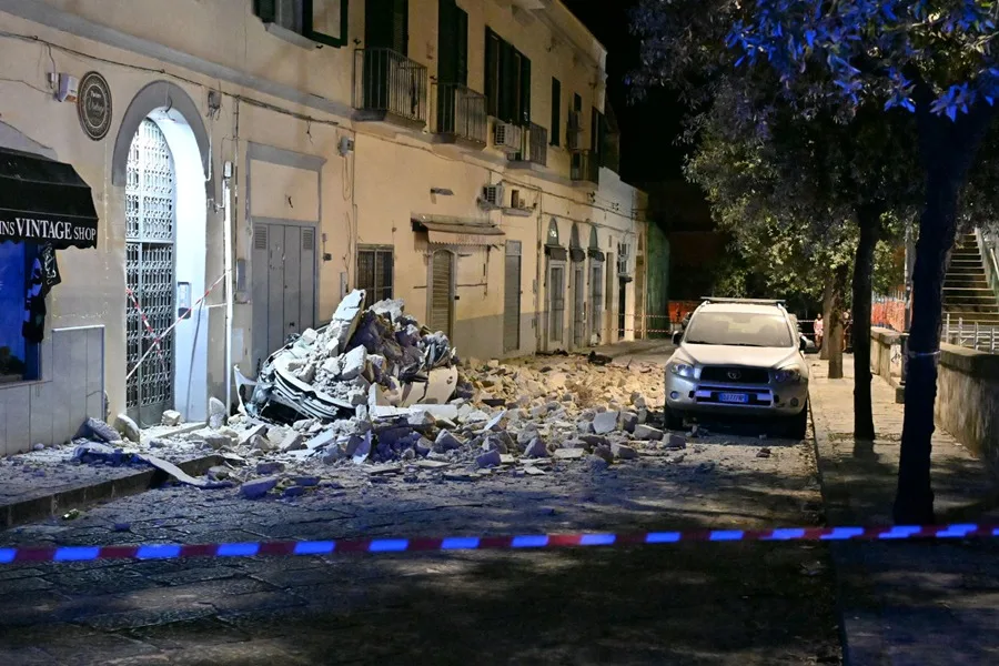 En la foto, Vista de los daños tras un terremoto de magnitud 4,7 en Pozzuoli, cerca de Nápoles (Italia)