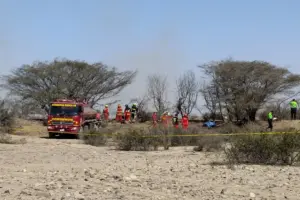 En la foto, Bomberos de Nazca operan en la zona donde una avioneta que sobrevolaba sobre las Líneas de Nazca se estrelló y dejó trece personas fallecidas