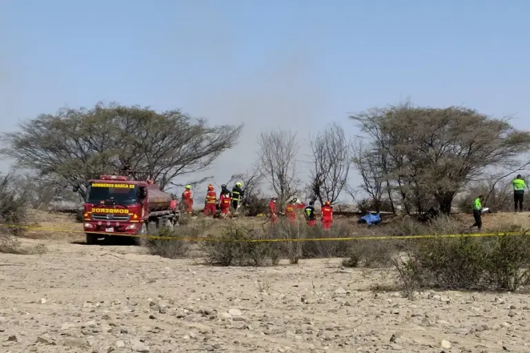 En la foto, Bomberos de Nazca operan en la zona donde una avioneta que sobrevolaba sobre las Líneas de Nazca se estrelló y dejó trece personas fallecidas