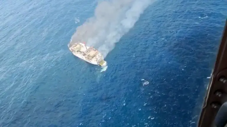 Un barco de pasajeros que partía de Bali se incendia en el estrecho de Lombok 1 En la foto, Vista aérea del barco incendiado en el estrecho de Lombok