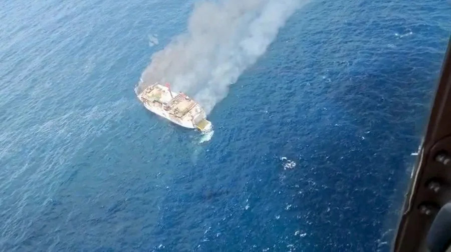 Un barco de pasajeros que partía de Bali se incendia en el estrecho de Lombok 2 En la foto, Vista aérea del barco incendiado en el estrecho de Lombok