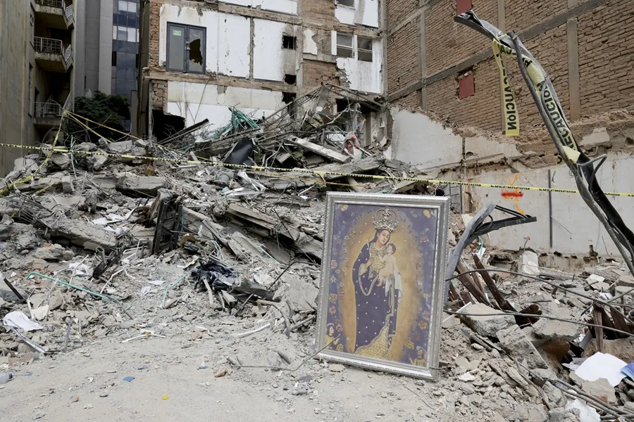 En la foto, una réplica de la Virgen de Nuestra Señora de la Pobreza frente a los escombros del edificio Santiago Londoño, este viernes en Pereira