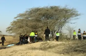En la foto, Integrantes la Policía de Perú operan en la zona donde una avioneta que sobrevolaba sobre las Líneas de Nazca se estrelló y dejó trece personas fallecidas, entre ellos 11 turistas, en la municipalidad provincial de Nazca