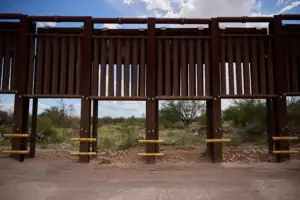 En la foto, Se abren las compuertas del muro fronterizo estadounidense en el condado de Cochise, Arizona