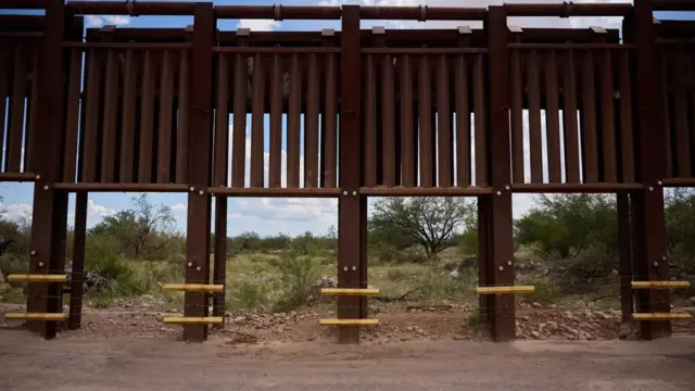 En la foto, Se abren las compuertas del muro fronterizo estadounidense en el condado de Cochise, Arizona