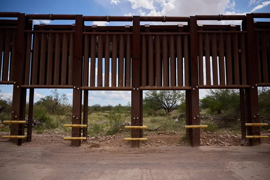 En la foto, Se abren las compuertas del muro fronterizo estadounidense en el condado de Cochise, Arizona