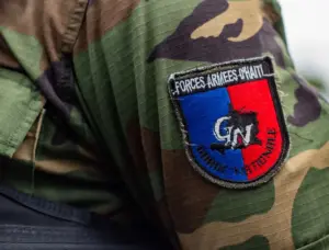 En la foto, un integrante de las Fuerzas Armadas de Haití.