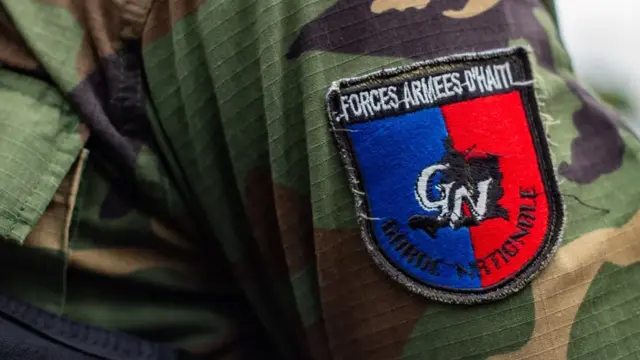 Críticas contra las fuerzas de seguridad tras la masacre que dejó 47 muertos en Haití 1 En la foto, un integrante de las Fuerzas Armadas de Haití.