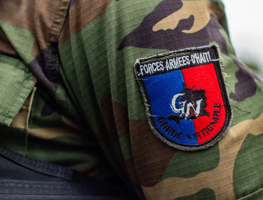 En la foto, un integrante de las Fuerzas Armadas de Haití.