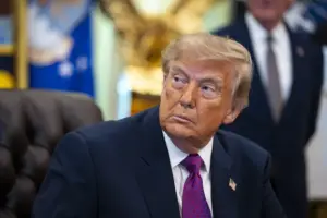 En la foto, El presidente de EE.UU., Donald Trump, antes de firmar una orden ejecutiva en el Despacho Oval de la Casa Blanca, en Washington
