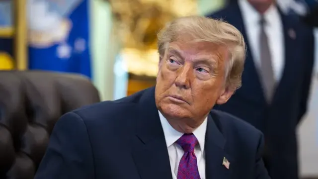 Trump se adjudica el estrecho de Ormuz como «nuevo» territorio de EE.UU. 1 En la foto, El presidente de EE.UU., Donald Trump, antes de firmar una orden ejecutiva en el Despacho Oval de la Casa Blanca, en Washington