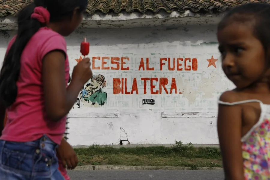 Tres de los 10 muertos en bombardeo contra una disidencia de las FARC en Colombia son menores de edad 4 En la foto, dos niñas en una zona golpeada por la violencia en Colombia