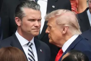 En la foto, el presidente de Estados Unidos, Donald Trump (d), junto al secretario de Guerra, Pete Hegseth