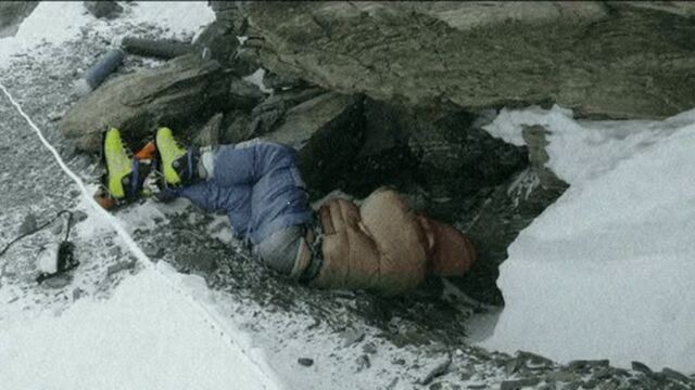 Botas Verdes ya tiene nombre 1 En la foto, el cuerpo de un policía indio muerto en 1996 en el Everest