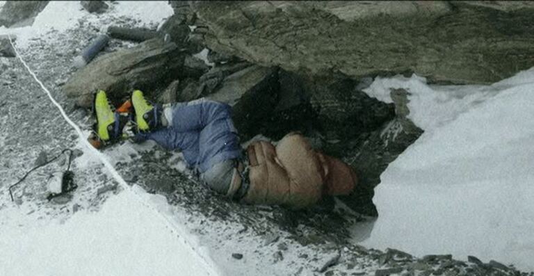 En la foto, el cuerpo de un policía indio muerto en 1996 en el Everest