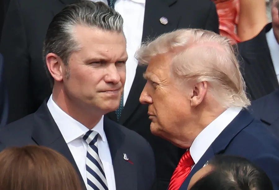 En la foto, el presidente de Estados Unidos, Donald Trump (d), junto al secretario de Guerra, Pete Hegseth