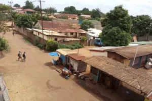 En la foto, Fotografía cedida por el hondureño Brayan Sánchez tomada con su teléfono móvil que muestra la zona donde vive junto a otros sus compañeros latinos, después de ser deportados desde EE.UU., en Bangui (República Centroafricana)