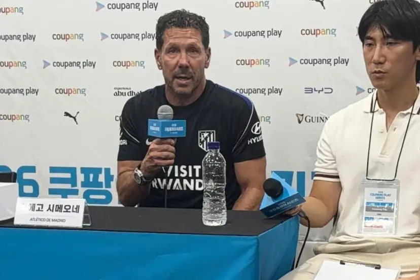 Simeone: "La situación de Julián Álvarez es muy clara" 4 En la foto, el Cholo Simeone en rueda de prensa en Seúl