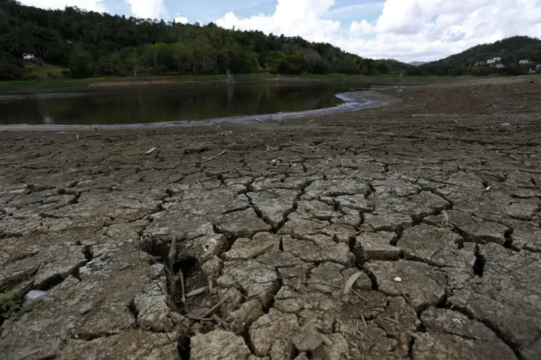 el lago Carraizo tras haber bajado considerablemente su nivel del agua, en San Juan