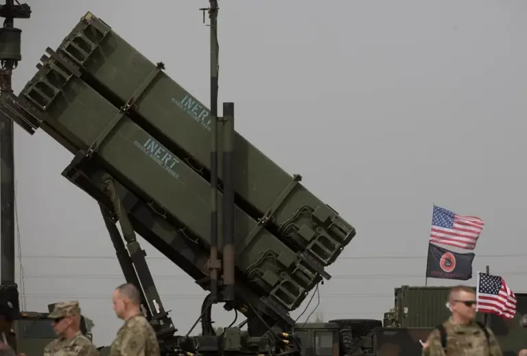 El Departamento de Defensa de EE.UU. da 21 días para conocer la producción y entrega de armamentos 1 En la foto, miembros de la Fuerza Aérea estadounidense junto a un sistema de defensa antiaérea de misiles Patriot