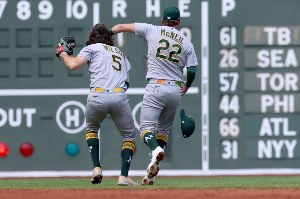 En la foto, Jacob Wilson (5), de los Atléticos, atrapa un elevado mientras choca con su compañero Jeff McNeil (22) durante la segunda entrada del juego de béisbol de Grandes Ligas frente a los Medias Rojas de Boston, el domingo 9 de agosto de 2026, en Boston.