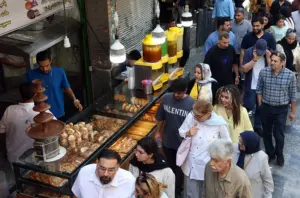 En la foto, iraníes van de compras al Gran Bazar de Teherán