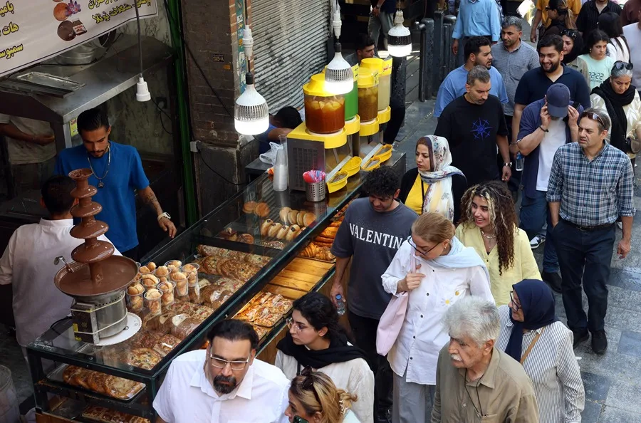 En la foto, iraníes van de compras al Gran Bazar de Teherán