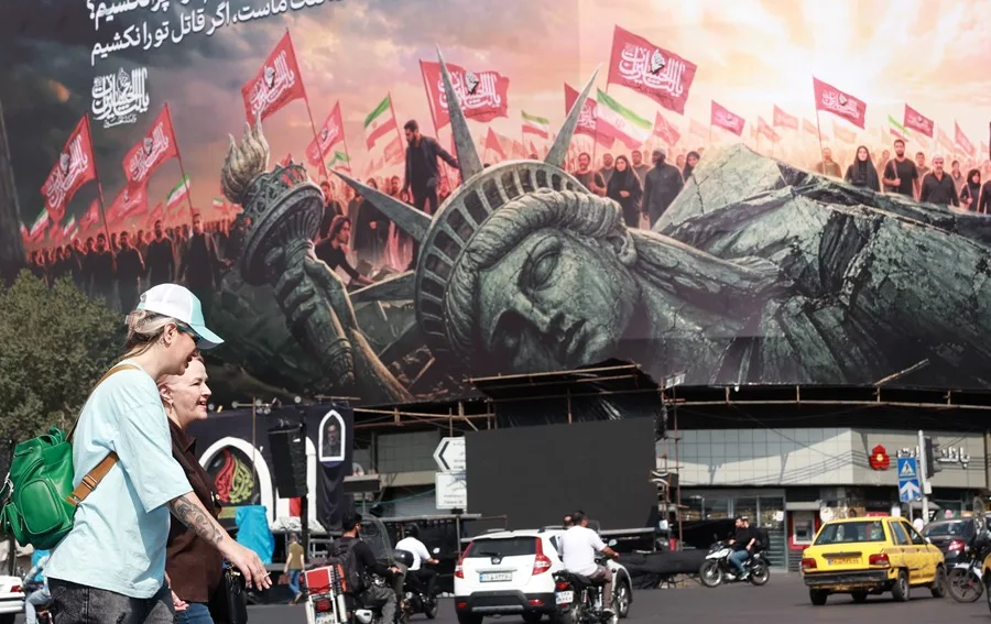 El nuevo jefe de seguridad de Irán: Ormuz no reabrirá hasta que EE.UU. detenga la guerra 2 En la foto, Un cartel antiestadounidense en una calle de Teherá
