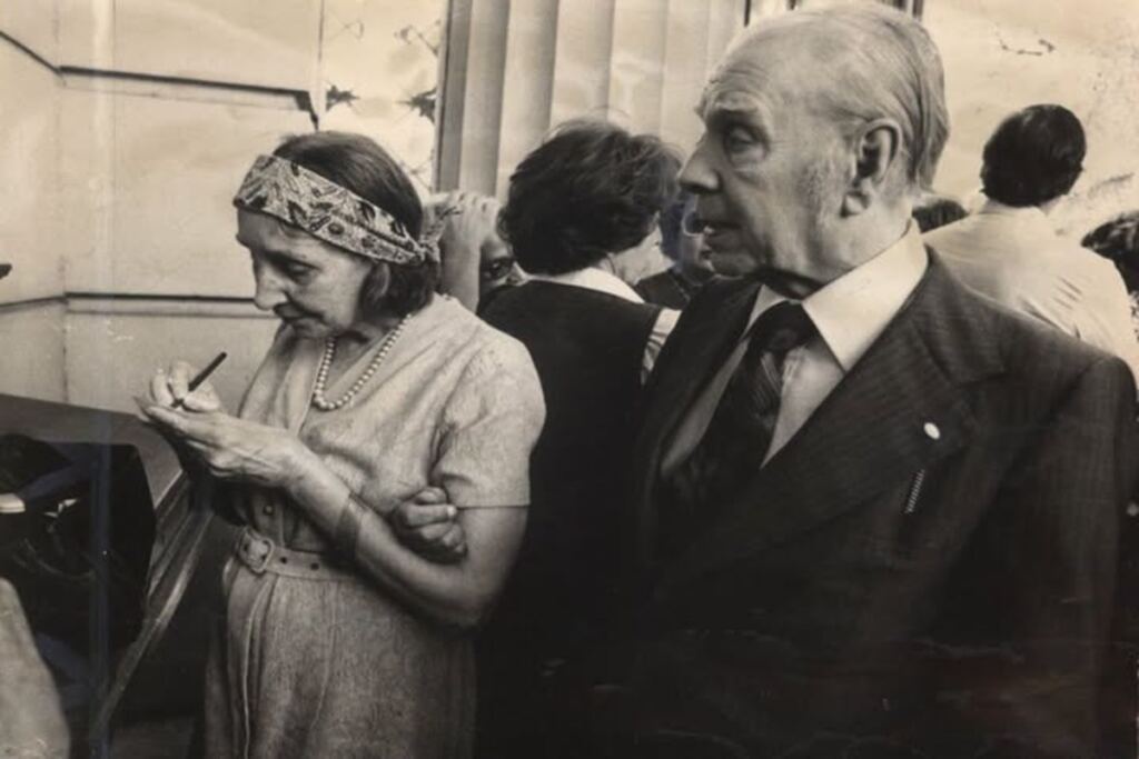En la foto, los hermanos Borges