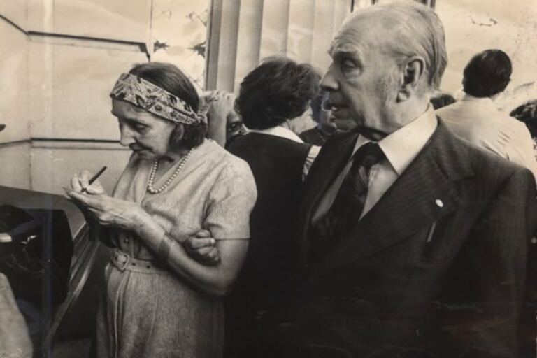 En la foto, los hermanos Borges