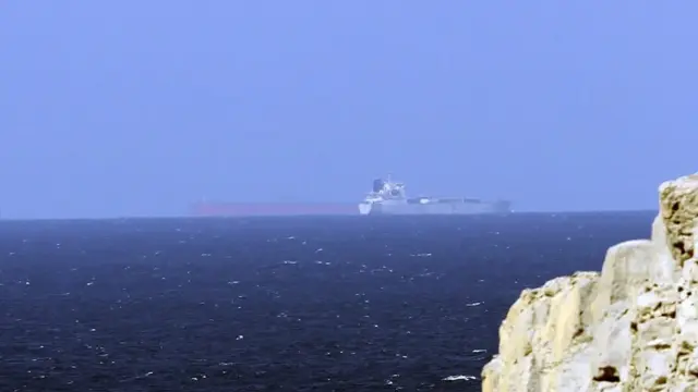 En la foto, Petroleros cruzando el Estrecho de Ormuz, en Omán