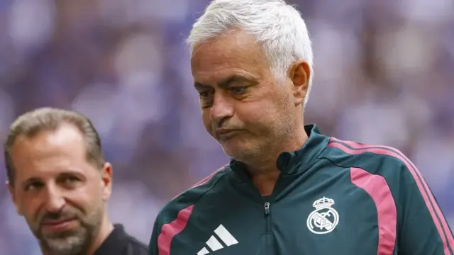 En la foto, Jose Mourinho durante el partido amistoso entre el Real Madrid y el Schalke 04, en Gelsenkirchen (Alemania)