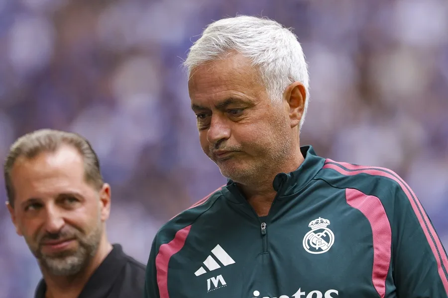 En la foto, Jose Mourinho durante el partido amistoso entre el Real Madrid y el Schalke 04, en Gelsenkirchen (Alemania)