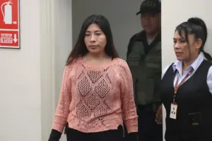 En la foto, la exprimera ministra de Pedro Castillo, Betssy Chávez (i), asilada por el Gobierno de México