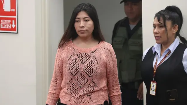 En la foto, la exprimera ministra de Pedro Castillo, Betssy Chávez (i), asilada por el Gobierno de México