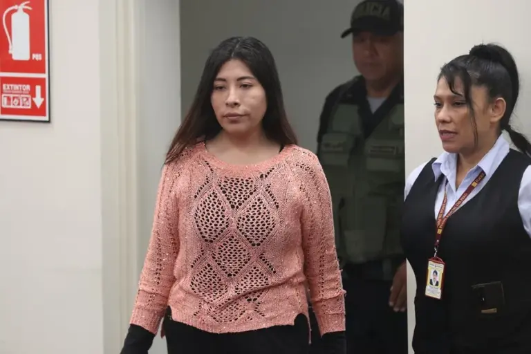 La Justicia de Perú renueva las órdenes de captura contra la ex primera ministra asilada por México 2 En la foto, la exprimera ministra de Pedro Castillo, Betssy Chávez (i), asilada por el Gobierno de México