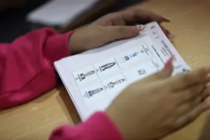 En la foto, una persona observando el tarjetón durante una jornada electoral, en Canuto (Ecuador