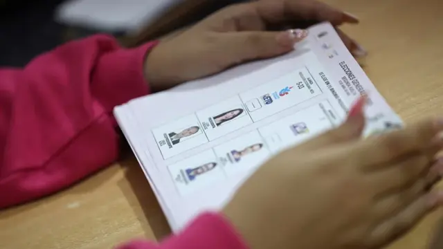 En la foto, una persona observando el tarjetón durante una jornada electoral, en Canuto (Ecuador