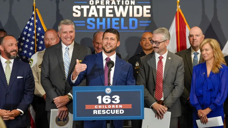 En la foto, el fiscal general de Florida, James Uthmeier (c), hablando durante una conferencia de prensa sobre el rescate de 163 niños, este martes, en Tampa (EE.UU.)