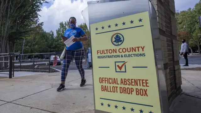Una jueza federal desbloquea la aplicación de la orden de Trump para limitar el voto por correo 1 En la foto, un buzón de voto por correo, en Atlanta