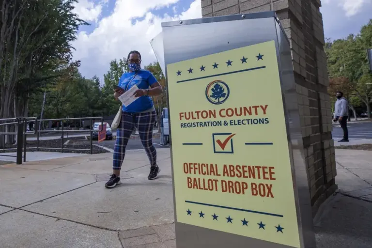 En la foto, un buzón de voto por correo, en Atlanta